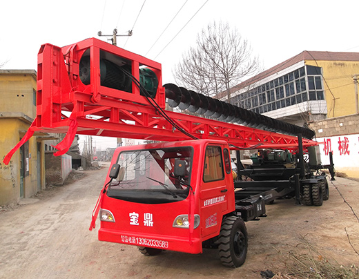 滕州寶鼎建筑工程機械廠				BDL80螺旋打樁機參數(shù)配置：				TL-80型打樁機				大鉆孔直徑				150-800mm大鉆孔深度				1-10m(可以伸縮）				發(fā)動機功率				50kw				動力頭功率（kw）				30kw				動力頭轉(zhuǎn)速（rpm）				11rpm				旋轉(zhuǎn)電機功率（kw）				1.5				發(fā)動機型號：				濰柴4105				外形尺寸：（cm）